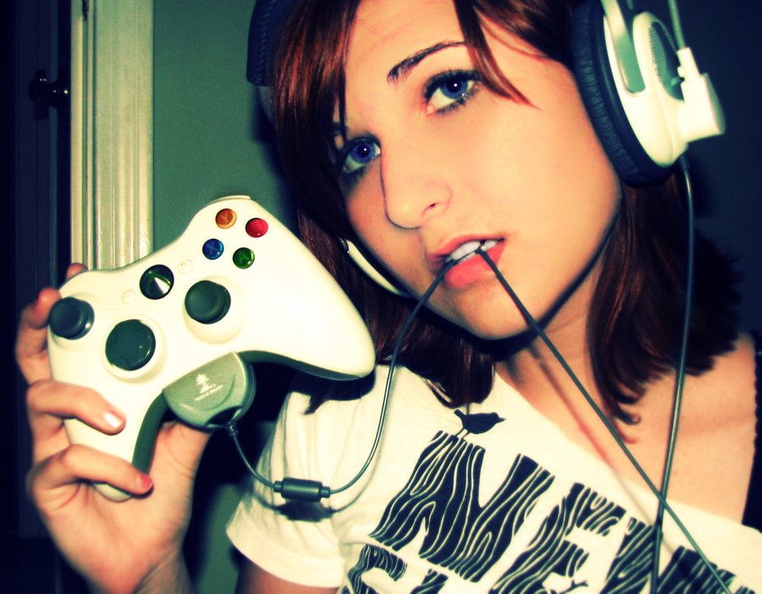 gamer_girl___xbox360_by_istoleyourshiny-d30rsdz.jpg